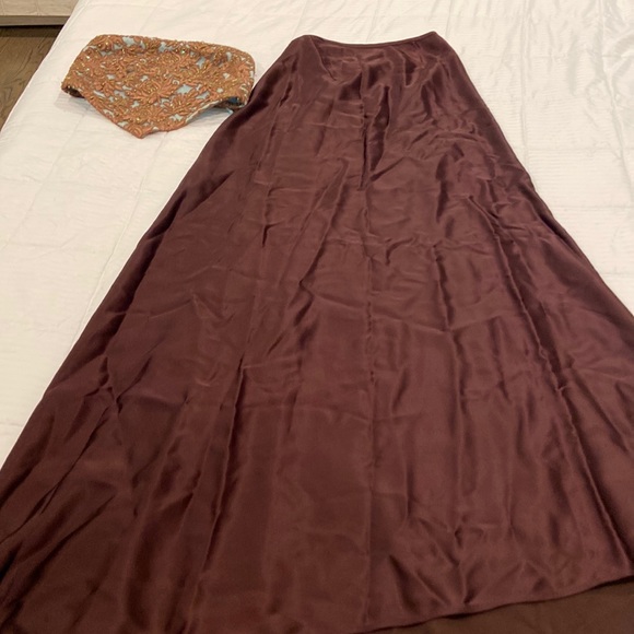 Tori Spelling’s Eduardo Lucero Y2K skirt and top glam formal outfit - Picture 12 of 13